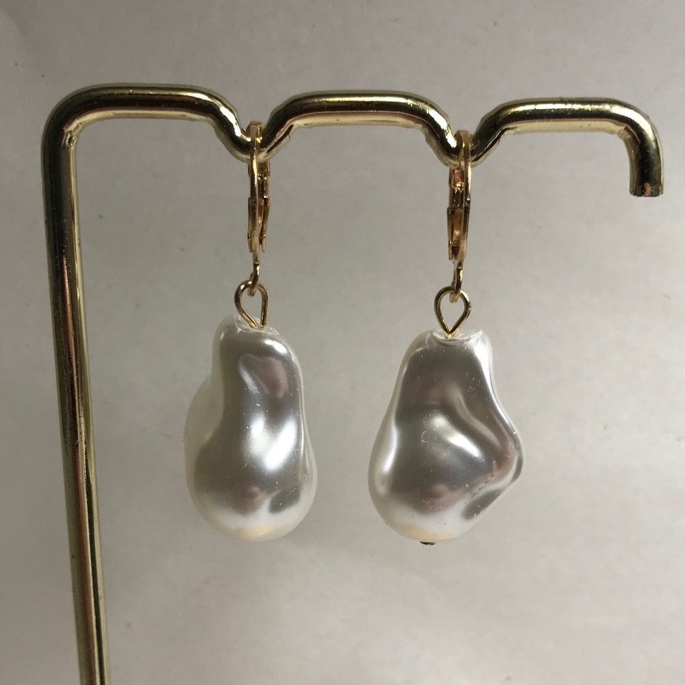 Kate Middleton Gold Hoop with Large Pearl Earrings, Handmade Replicas - Picture 6 of 12